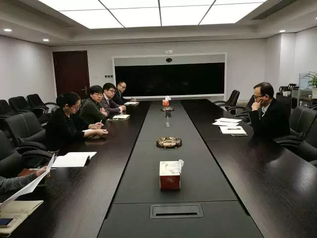 支部认真学习传达党的十八届六中全会公报精神